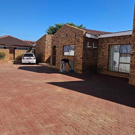 Goodlife Guest House In Mafikeng Exterior foto